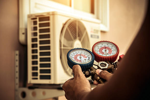 Professional Emergency Hvac technician working in Ellicott City, MD
